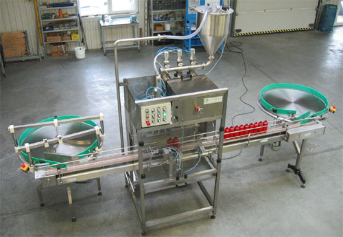 Liniová plnička s akumulačními stoly