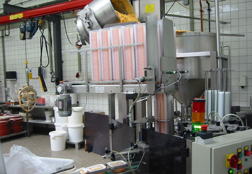 Karuselová plnička s překlápěčem kotlíků