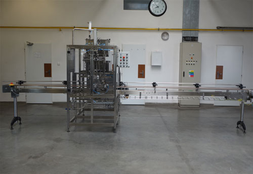 Čtyřhlavová liniová plnička s dopravníkem