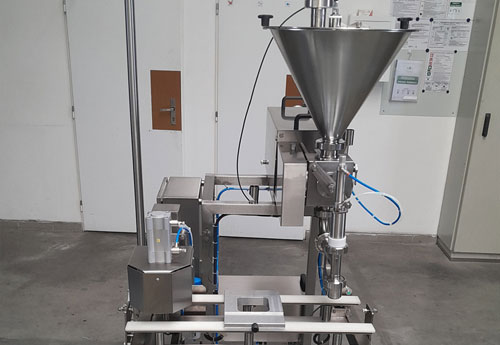 Plnička RSP 11.1 s lisem víček